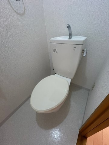 アスライフ宝塚山本ガーデンのトイレ|落ち着いた色調のトイレです