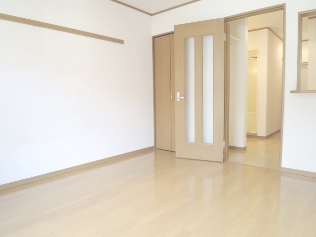アマービレストの居間・リビング|違うアングルから見た洋室です☆