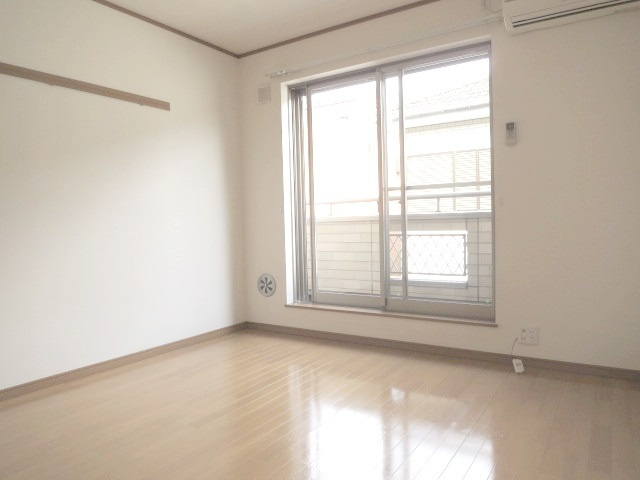 アマービレストの居間・リビング|広々とした６．８帖のフローリングのお部屋です♪