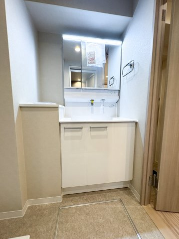 グランシティ葛西Ⅱの独立洗面台|グランシティ葛西Ⅱ：三面鏡付き洗面化粧台です！