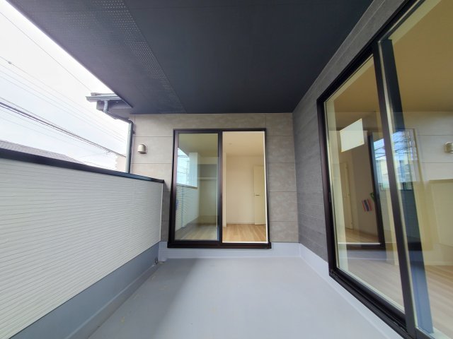 八潮市　鶴ケ曽根　新築戸建　　全3棟のバルコニー|施工例です