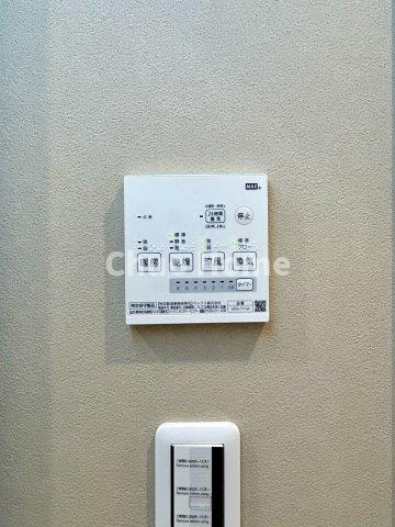 荒川区西尾久6丁目中古住宅の冷暖房・空調設備|【浴室乾燥機】暖房・冷風・換気・乾燥が可能です。毎日を快適に過ごせるうれしい機能が揃っています。雨の日の洗濯物も安心です。