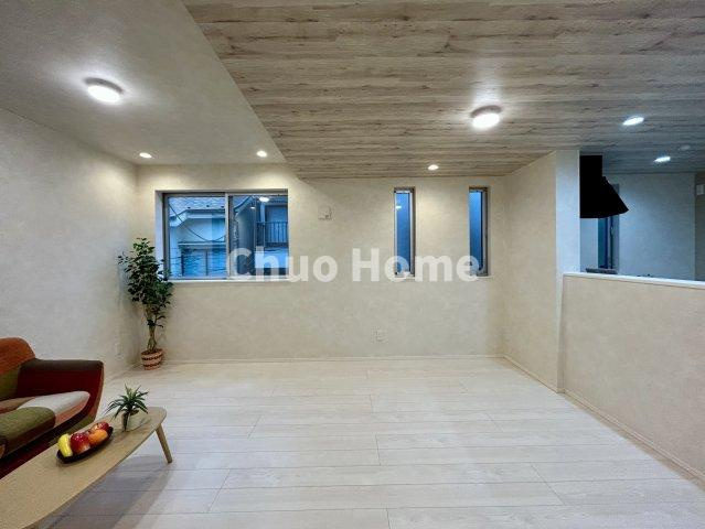 荒川区西尾久6丁目中古住宅のキッチン|視界に広がりを生むオープンなキッチン。料理や片付けをしながら、家族との会話を楽しんだり、リビングで遊ぶ子どもを見守れます。ご見学時には家具の配置などもイメージしながらぜひご覧になって見て下さい。