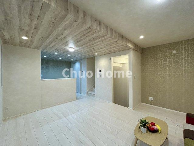 荒川区西尾久6丁目中古住宅のダイニング|【ダイニング】忙しい朝でも、しっかり家族が揃って食事をして頂けるゆとりある大きさのダイニングスペース。奥様が作る手料理をカウンター越しに受けとって頂き、テーブルで囲む素敵な時間を存分に愉しんで下さい。