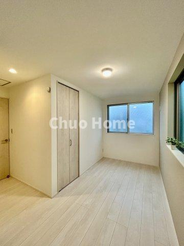 荒川区西尾久6丁目中古住宅の寝室|【寝室】心と体をゆったりと安らげる主寝室。寝室のゆとりが大きい分だけ、暮らしの安らぎは深まります。一日の疲れを癒すだけでなく、ご夫婦の親密な語らいを紡ぎ出します