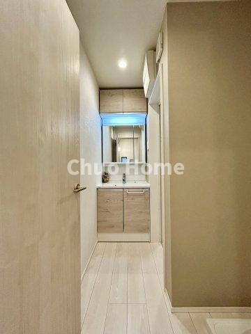 荒川区西尾久6丁目中古住宅の脱衣所|【洗面所】明るい洗面所は朝をすっきりさせてくれる空間です。バタバタしている忙しい朝でも収納が多い洗面台では短い時間で効率良く支度ができます。