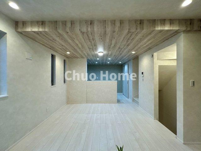 荒川区西尾久6丁目中古住宅の居間・リビング|【居間・リビング】「ＬＤＫは家族団らんをデザイン」広いＬＤＫでは家族が集まり一緒の時間を過ごせる工夫がされております。何気ない一日の当たり前のひとコマがいつか一生の宝物になります