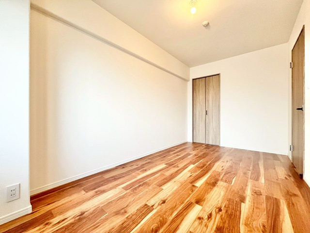 【寝室】 | パレ千里壱号棟 | 現在ご返済中のカーローン・カードローン・教育ローンなどを住宅ローンに一本化したり、家具家電購入費用・引越し費用を住宅ローンと組み合わせるなど、お客さまにメリットの多い住宅ローンのご提案が可能です。