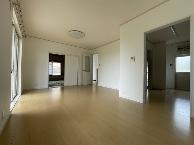 東金市道庭中古戸建の居間・リビング