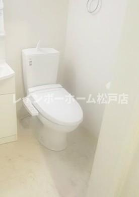 松戸市中根長津町のアパートのトイレ|ゆったりとした空間のトイレです