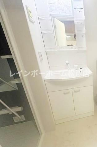 松戸市中根長津町のアパートの洗面所|明るい洗面所です