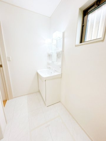 小山市間々田　中古戸建の独立洗面台