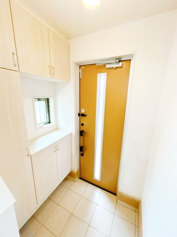 小山市間々田　中古戸建の玄関