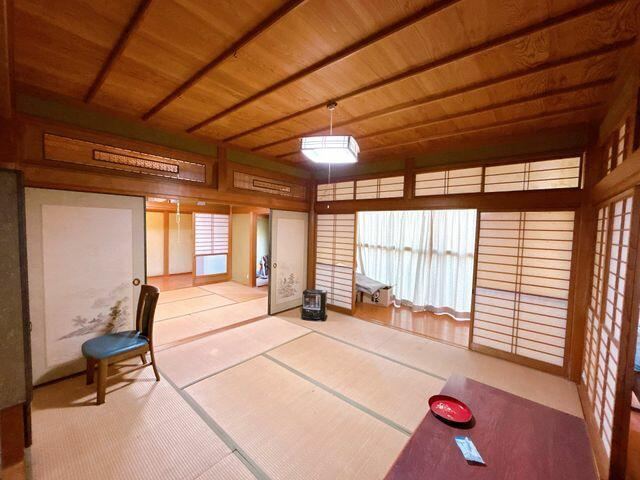 八代郡氷川町野津の中古一戸建の和室|1階南側8畳和室の写真です。