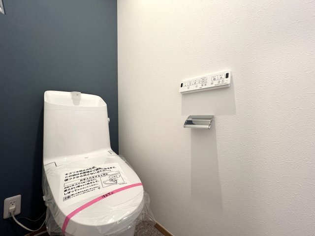 南向きだけど北側も開けていて何より明るい♪全室シャッター付で防犯上も安心！！な新築戸建て　～南区六ッ川2丁目～のトイレ|シンプルで使いやすいトイレです