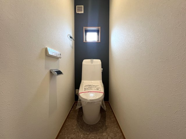 南向きだけど北側も開けていて何より明るい♪全室シャッター付で防犯上も安心！！な新築戸建て　～南区六ッ川2丁目～のトイレ|シンプルで使いやすいトイレです