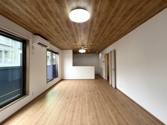 南向きだけど北側も開けていて何より明るい♪全室シャッター付で防犯上も安心！！な新築戸建て　～南区六ッ川2丁目～の居間・リビング|こちらの居間で趣味の時間をお楽しみください