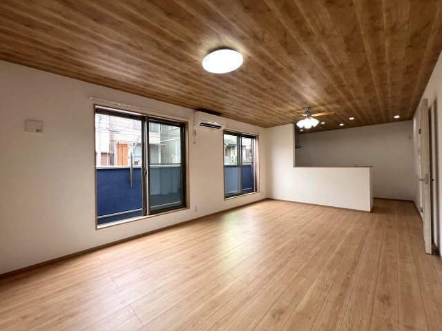 南向きだけど北側も開けていて何より明るい♪全室シャッター付で防犯上も安心！！な新築戸建て　～南区六ッ川2丁目～の居間・リビング|リビングです