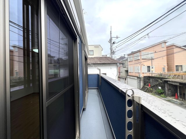 南向きだけど北側も開けていて何より明るい♪全室シャッター付で防犯上も安心！！な新築戸建て　～南区六ッ川2丁目～のバルコニー|開放的で明るい空間を演出してくれるバルコニーです
