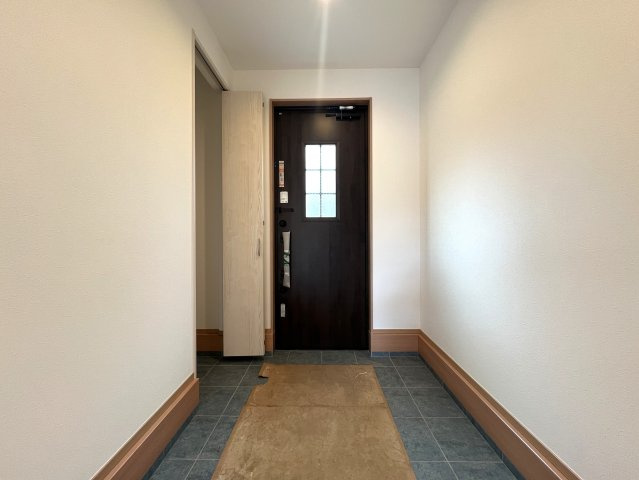 南向きだけど北側も開けていて何より明るい♪全室シャッター付で防犯上も安心！！な新築戸建て　～南区六ッ川2丁目～の玄関|収納もある玄関です