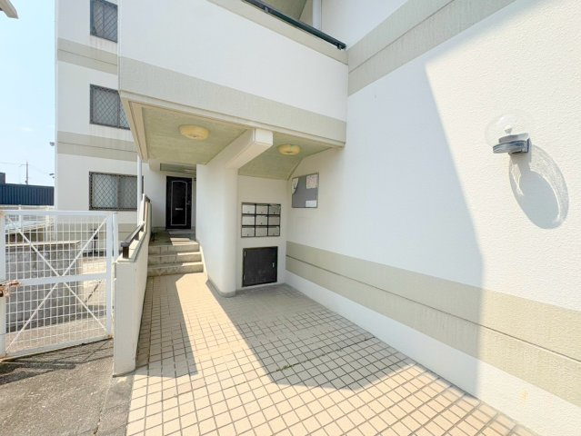 クレセントハイツ今里のエントランス|ゆとりのあるエントランスです