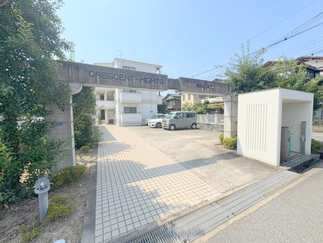 クレセントハイツ今里の駐車場|駐車場があるので、車を買う予定の方も安心です