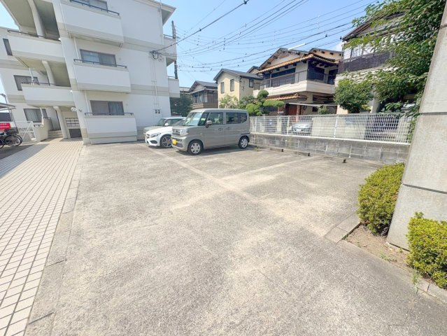 クレセントハイツ今里の駐車場|駐車場があります