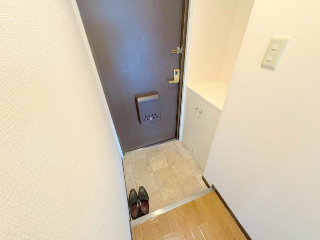クレセントハイツ今里の玄関|ゆったりとした玄関です