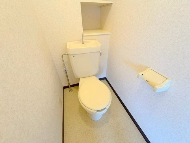 クレセントハイツ今里のトイレ|ゆったりとした空間のトイレです