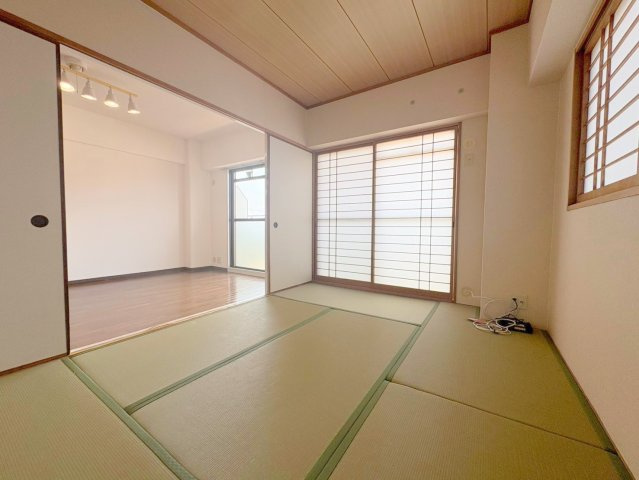 クレセントハイツ今里の和室|畳の上でゆっくりとくつろげる和室です