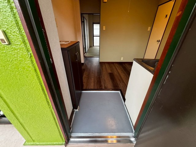 藤マンションの玄関