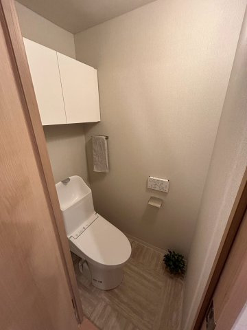 御幸第一コーポのトイレ|扉付き収納付きです！
