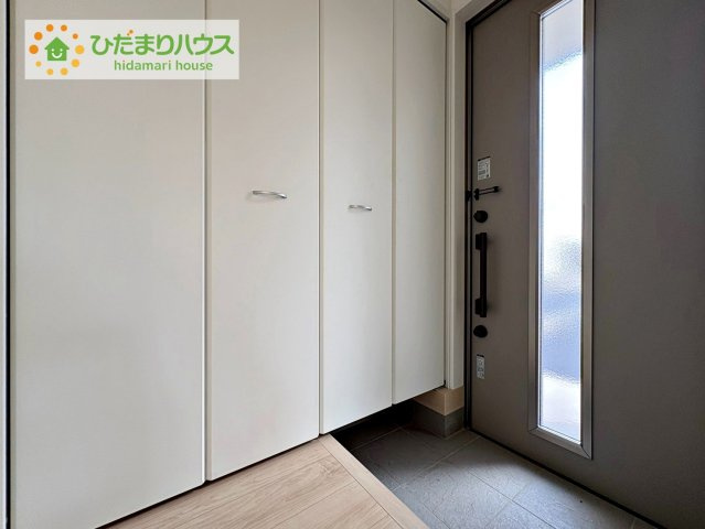 ひたちなか市津田第3　新築戸建　1号棟の玄関|スニーカーマニアも納得の天井まであるシューズボックス!(^^)!