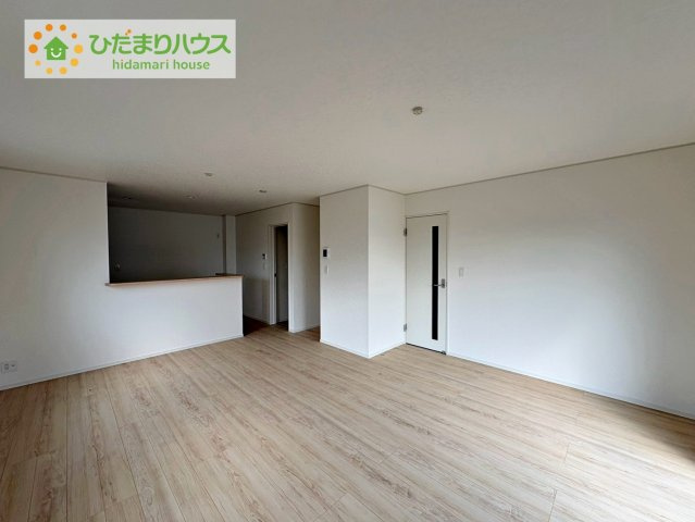ひたちなか市津田第3　新築戸建　1号棟の居間・リビング|リビング大きな窓からは、暖かな日の光が降り注ぎます・・・