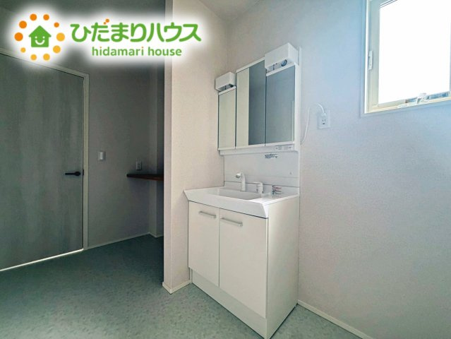 いわき市平赤井比良3丁目　新築戸建の独立洗面台|三面鏡の大きな鏡は憧れます(^^♪ 鏡の後ろは収納となっていて、細かいものでも収納できるのでスッキリと整理できます！