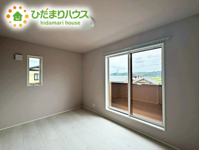 いわき市平赤井比良3丁目　新築戸建の寝室|バルコニーに面していて、たっぷり光りの入る明るい主寝室です！