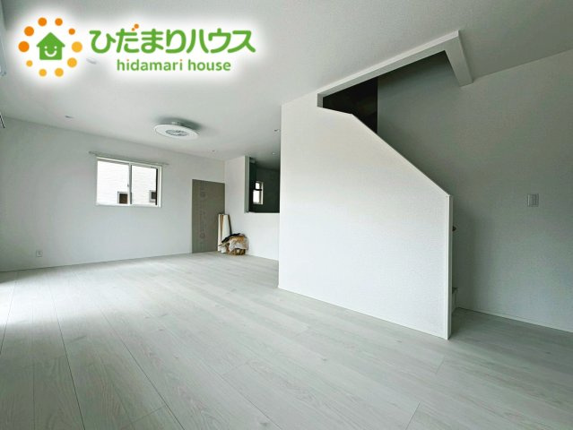 いわき市平赤井比良3丁目　新築戸建の居間・リビング|リビング大きな窓からは、暖かな日の光が降り注ぎます・・・