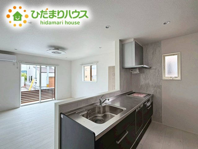 いわき市平赤井比良3丁目　新築戸建のキッチン|カウンターは少し高くなってますので、手元が隠れて来客からは見えにくくなってます♪