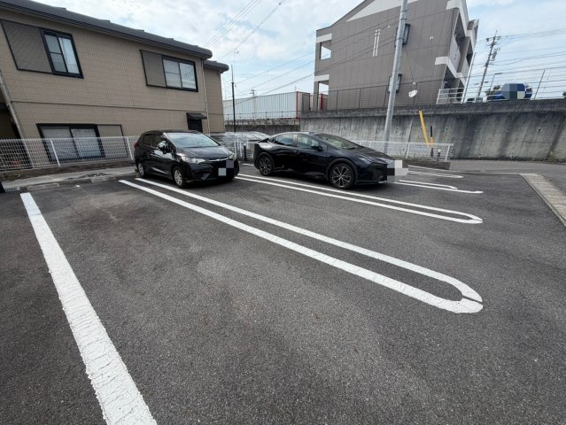 クレメントの駐車場