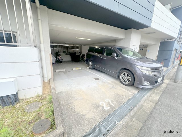 エスリードコート難波ウエスト　仲介手数料無料の駐車場