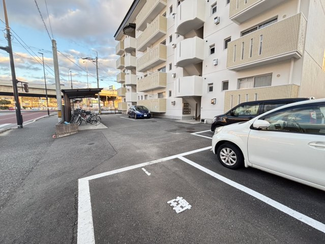 筑紫野市針摺中央２丁目の賃貸マンションの駐車場