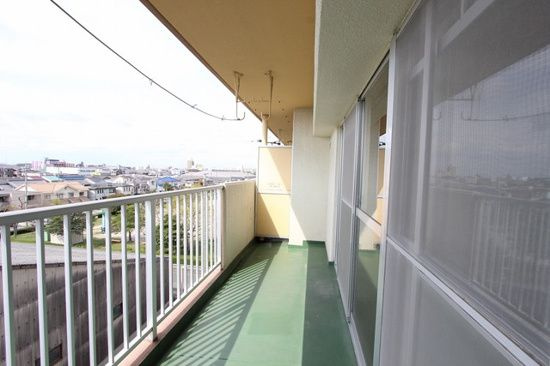 アーバンコート入場のバルコニー|陽当たり良好なバルコニーです