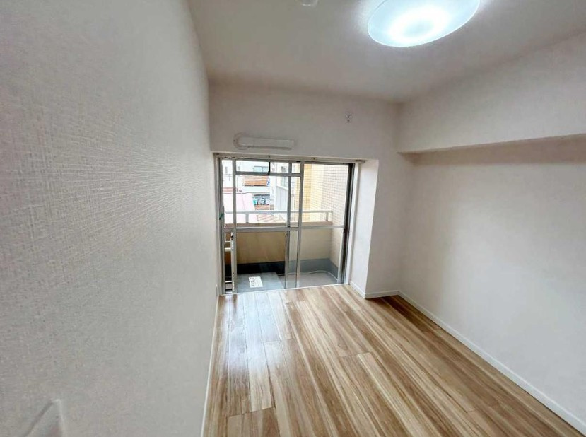 朝日プラザ堀切菖蒲園の洋室|朝日プラザ堀切菖蒲園：約５．４帖の洋室にはウォークインクローゼット・窓が付いております！
