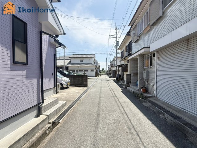 明石市大久保町西島　新築戸建　の前面道路含む現地写真|●年中無休：当日予約可●前面道路は北西側幅員約4m、交通量少なく安心の住環境です。