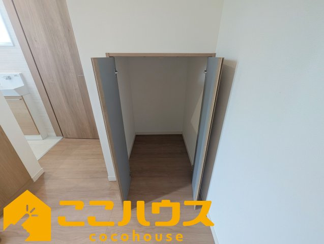 ガーデンアレイ沖縄市大里II期　中古戸建て　1号棟の収納|便利な階段下収納もございます