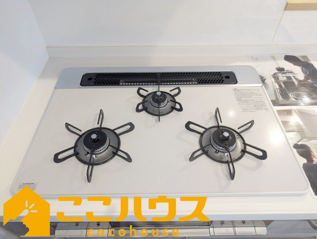 ガーデンアレイ沖縄市大里II期　中古戸建て　1号棟のキッチン|三口コンロ