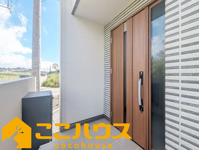 ガーデンアレイ沖縄市大里II期　中古戸建て　1号棟のその他|機能性に優れた（外）玄関