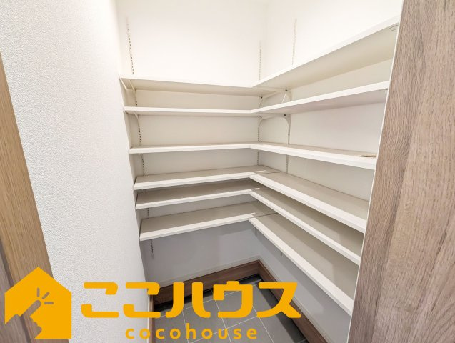 ガーデンアレイ沖縄市大里II期　中古戸建て　1号棟の収納|靴やアウトドア用品もすっきり収納片付く土間収納