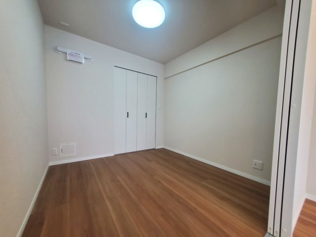 神道寺ハイツ1号棟の洋室