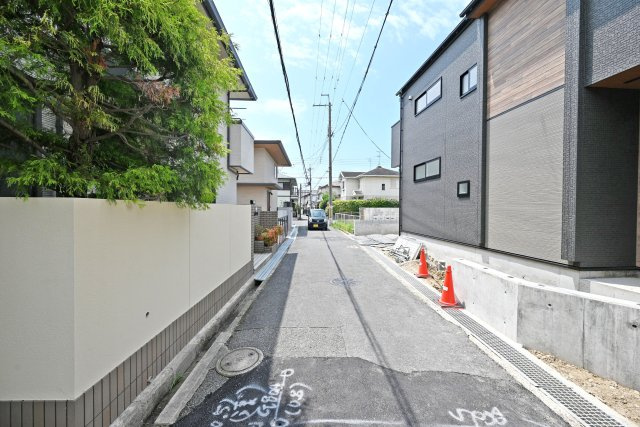 ブルーミングガーデン鈴原町8丁目新築戸建て│3LDK+駐車2台可の前面道路含む現地写真|前面道路は東側4.0ｍ公道です。